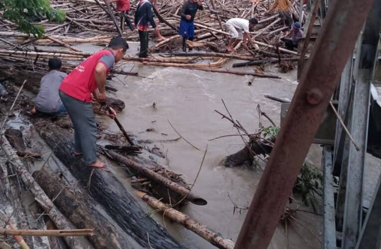 Banjir Landa Simeulue Usai Hujan Deras, Warga Gotong Royong Bersihkan Jembatan Lala