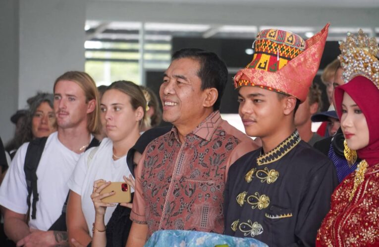 Kedatangan Wisatawan Mancanegara Disambut Bupati Monas Di Bandara Lasikin, Simeulue Perkuat Sektor Pariwisata