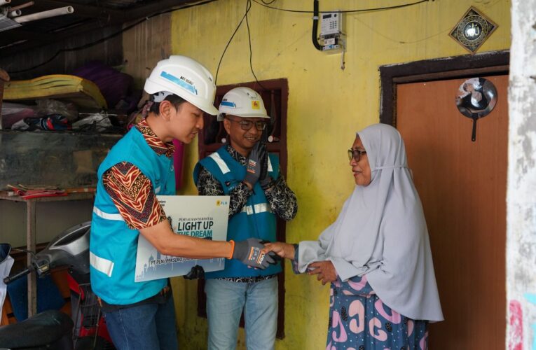PLN Bawa Terang Baru untuk Ibu Upik di Kramat Jati Lewat Light Up The Dream