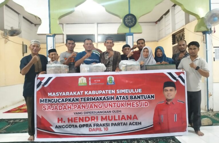 Wujud Kepedulian, Anggota DPRA H. Hendri Muliana Salurkan Bantuan Sajadah Panjang Untuk Masjid At-Taqwa Di Simeulue