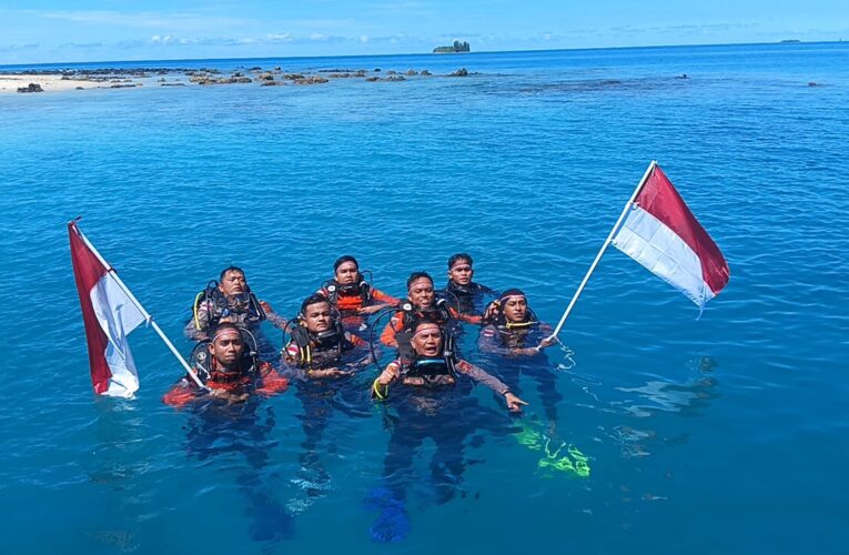 Personel Polres Simeulue Kibarkan Bendera Merah Putih Di Bawah Laut Pada Hari Kemerdekaan