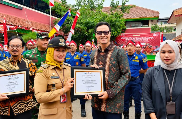 Wali Kota Jakarta Barat Berikan Penghargaan kepada PLN atas Kontribusi Pencegahan Kebakaran